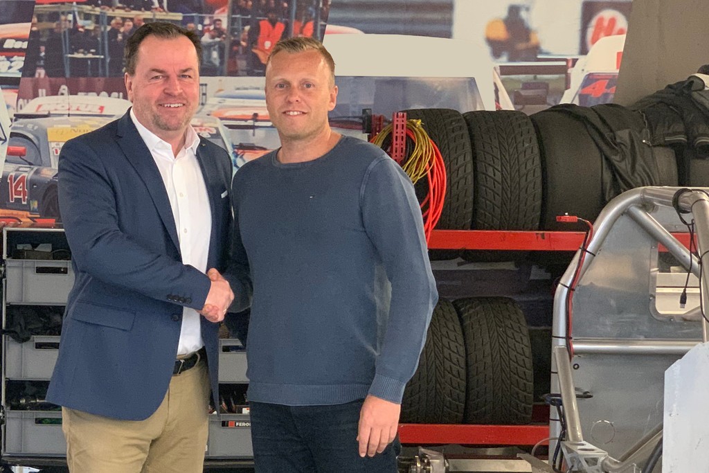Jens Peter Lange (t.v.). fra Classic Race Aarhus og Tom Pedersen (t.v.) fra Super GT giver hinanden hånd på aftalen, så man i maj kan opleve Super GT-klassen rundt om Mindeparken
(Foto: Classic Race Aarhus)